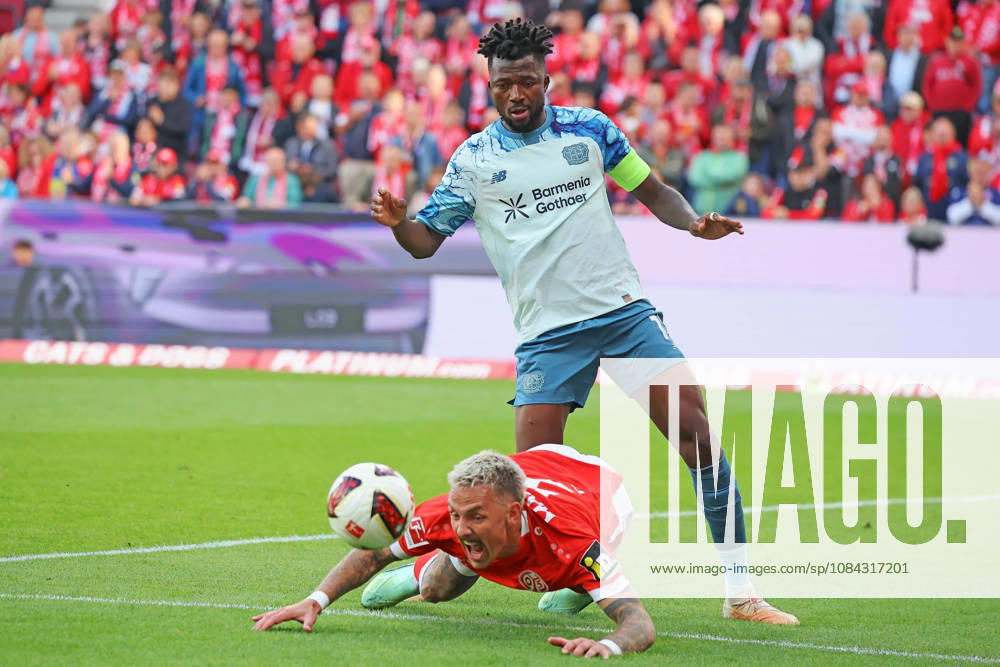 Mainz, Deutschland 10. Oktober 2026: 1. Bundesliga - 2026 2027 - 5. Spieltag - 1. FSV Mainz 05 gegen Bayer 04 Leverkusen Im Bild: v. li. im Zweikampf Phillip Tietz (M05) gegen Edmond Tapsoba (B04). DFL regulations prohibit any use of photographs as image sequences and or quasi-video Mewa Arena Rheinland - Pfalz