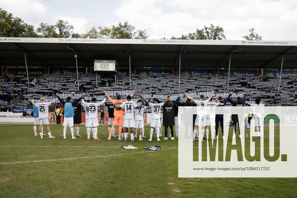 Fussball 3.Liga, SG Sonnenhof Grossaspach - SV Waldhof Mannheim v.l. Jubel nach dem Spiel mit den Fans
