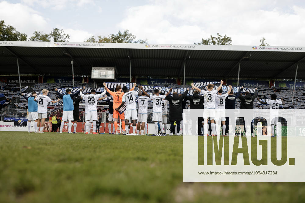 Fussball 3.Liga, SG Sonnenhof Grossaspach - SV Waldhof Mannheim v.l. Jubel nach dem Spiel mit den Fans