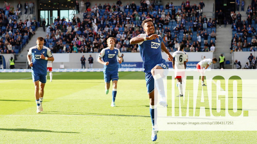 Fussball 1.Bundesliga, TSG 1899 Hoffenheim - Hamburger SV v.l. Torjubel nach dem Tor zum celebrating the goal celebrate 1:1 durch Bambasà Contà (TSG 1899 Hoffenheim) wurde nicht gegeben. Foulspiel im Vorfeld Sinsheim