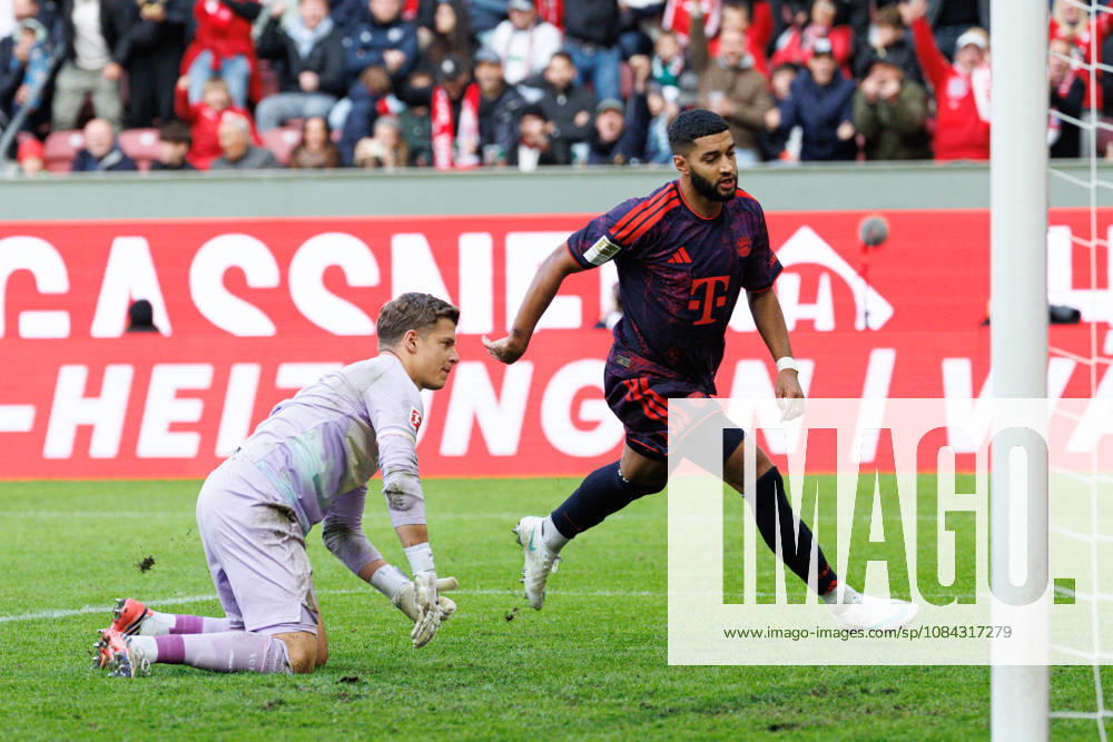 Ismael Saibari (34, FC Bayern München) und Finn Dahmen (1, FC Augsburg) Tor zum 1 : 1 beim Spiel zwischen FC Augsburg v FC Bayern München, Fussball, Herren, Bundesliga, 2026 2027, 5.Spieltag am 10.10.2026 in Augsburg, WWK ARENA. DFL and DFB regulations prohibit any use of photographs as image sequences and or quasi-video. Bayern Deutschland