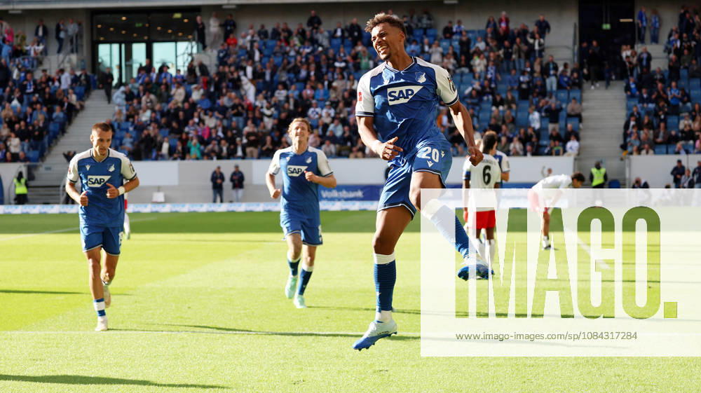 Fussball 1.Bundesliga, TSG 1899 Hoffenheim - Hamburger SV v.l. Torjubel nach dem Tor zum celebrating the goal celebrate 1:1 durch Bambasà Contà (TSG 1899 Hoffenheim) wurde nicht gegeben. Foulspiel im Vorfeld Sinsheim