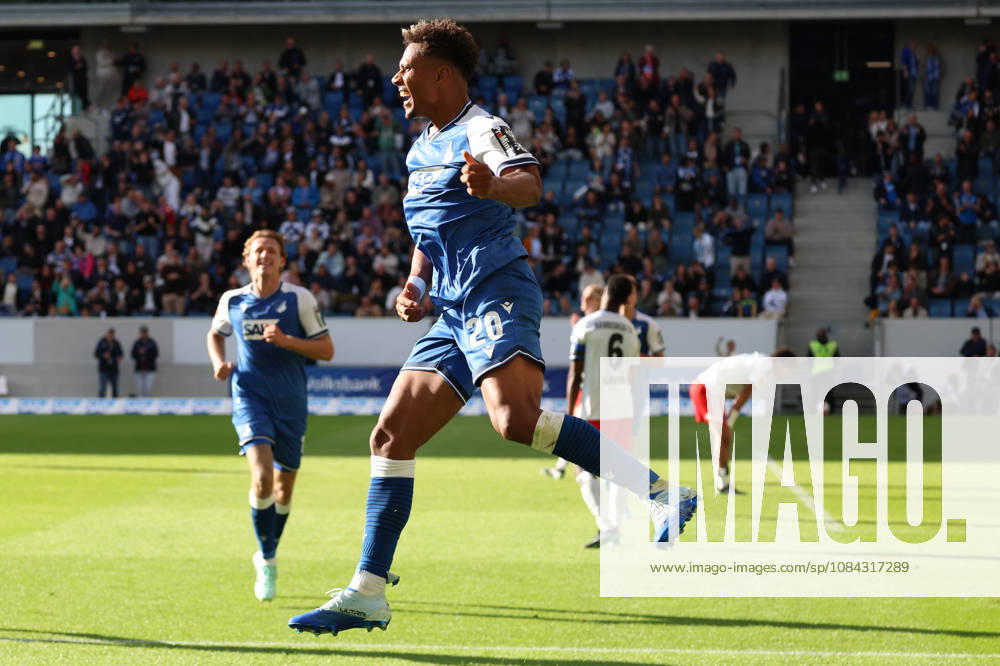 Fussball 1.Bundesliga, TSG 1899 Hoffenheim - Hamburger SV v.l. Torjubel nach dem Tor zum celebrating the goal celebrate 1:1 durch Bambasà Contà (TSG 1899 Hoffenheim) wurde nicht gegeben. Foulspiel im Vorfeld Sinsheim