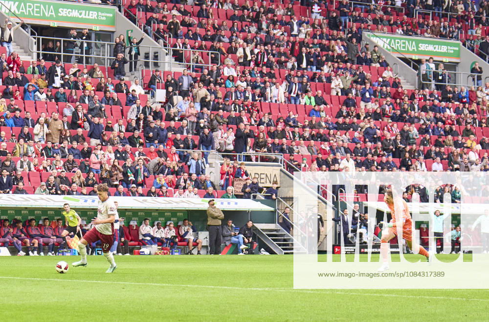 Robin Fellhauer of Augsburg scoring the 1-0 goal after 8,4 seconds and after a big mistake of Manuel Neuer, goalkeeper of FC Bayern München , Head coach Vincent Kompany of Bayern München disappointed in the background during the match FC AUGSBURG - FC BAYERN MÜNCHEN on October 10, 2026 at WWK Arena Augsburg, Germany. Season 2026 2027, 1.Bundesliga, FCB,
