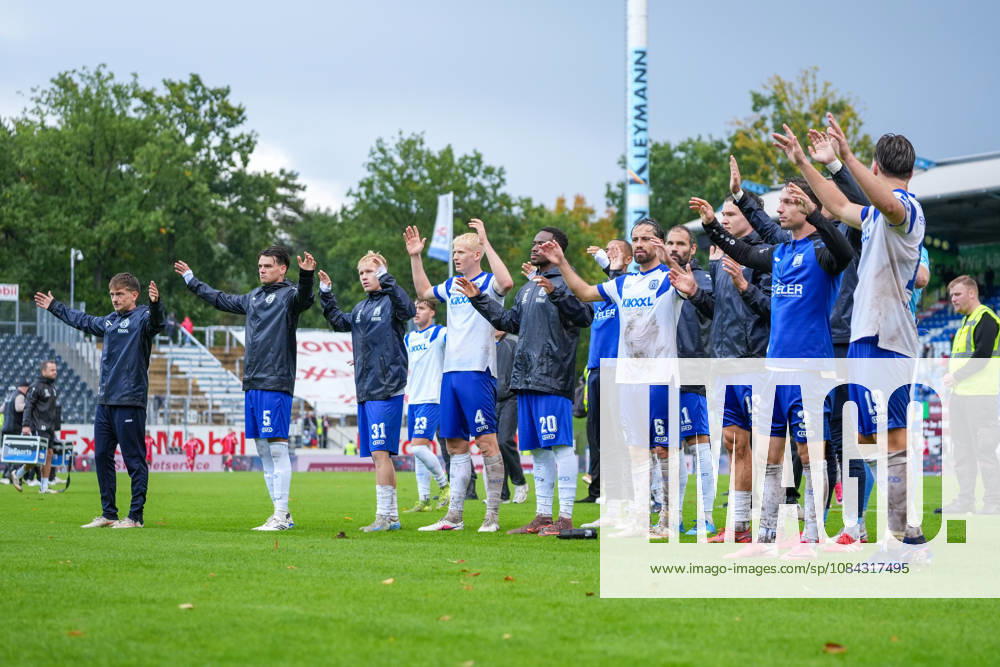Deutschland: Fussball, 3. Liga, 8. Spieltag, Hänsch-Arena, Meppen, Emsland, Niedersachsen, SV Meppen vs. VfB Stuttgart U21, U 21 VfB Stuttgart II: Die Meppener werden aufgebaut und gepusht für das Spiel in Rostock