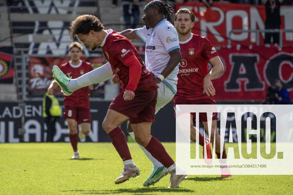 Fussball 3.Liga, SG Sonnenhof Grossaspach - SV Waldhof Mannheim v.l. Zweikampf zwischen 1 Darnell Keumo Owono (SV Waldhof Mannheim) und Nikos Zografakis (SG Sonnenhof Großaspach) Aspach
