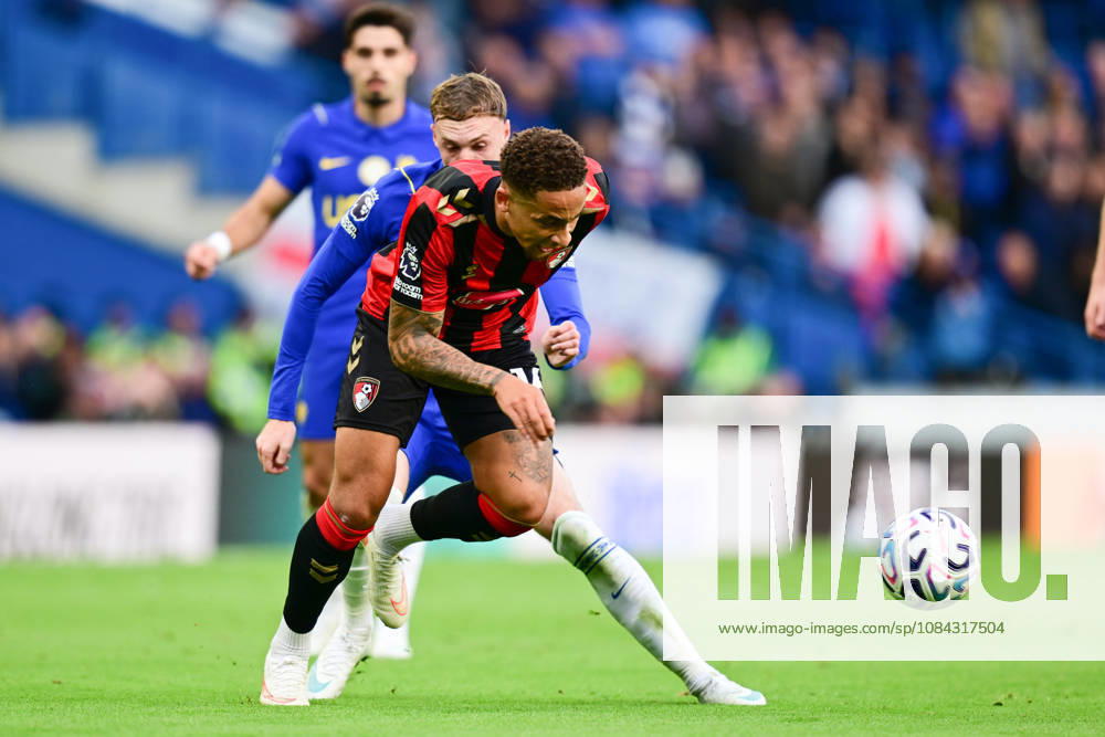 Chelsea v Bournemouth, Premier League AFC Bournemouth midfielder Marcus Tavernier (16) under pressure from Chelsea midfielder Cole Palmer (10) during the Premier League match between Chelsea and Bournemouth at Stamford Bridge, London, UK on 10 October 2026. London Stamford Bridge Greater London UK Editorial use only DataCo restrictions apply See www.football-dataco.com ,