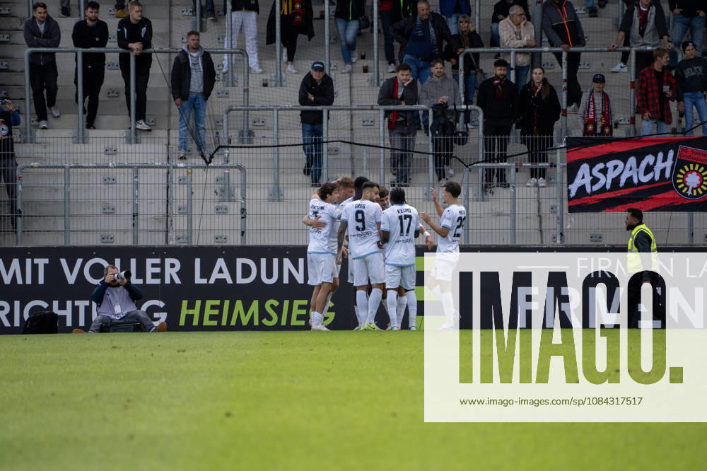 Fussball 3.Liga, SG Sonnenhof Grossaspach - SV Waldhof Mannheim v.l. Das Team des SV Waldhof Mannheim jubelt nach dem 1:2 Aspach