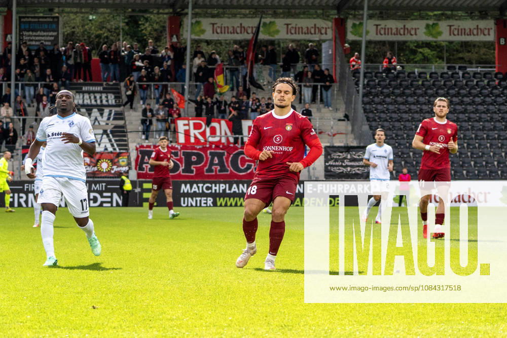 Fussball 3.Liga, SG Sonnenhof Grossaspach - SV Waldhof Mannheim v.l. Niklas Pöllex (SG Sonnenhof Großaspach) und Tim Rossmann (SG Sonnenhof Großaspach) und Darnell Keumo Owono (SV Waldhof Mannheim) im Spiel Aspach