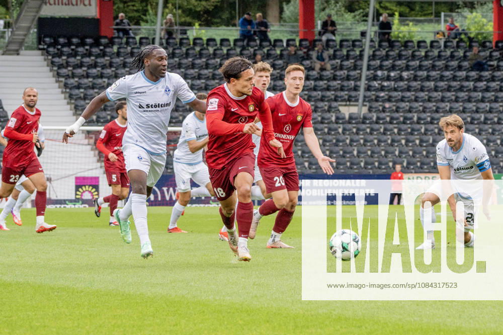 Fussball 3.Liga, SG Sonnenhof Grossaspach - SV Waldhof Mannheim v.l. Spielszene mit Niklas Pöllex (SG Sonnenhof Großaspach) und Leon Maier (SG Sonnenhof Großaspach) und Lukas Klünter (SV Waldhof Mannheim) und Oluwaseun God Power Osaro Ogbemudia (SV Waldhof Mannheim) Aspach
