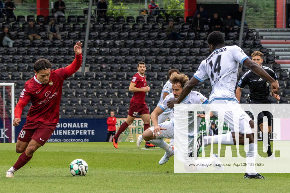 Fussball 3.Liga, SG Sonnenhof Grossaspach - SV Waldhof Mannheim v.l. Spielszene mit Niklas Pöllex (SG Sonnenhof Großaspach) Lukas Klünter (SV Waldhof Mannheim) und Oluwaseun God Power Osaro Ogbemudia (SV Waldhof Mannheim) Aspach