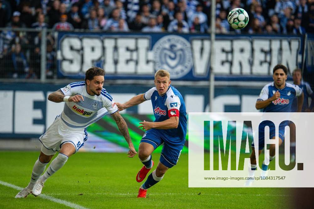 Fußball 3.Liga MSV Duisburg - TSG Hoffenheim II am 10.10.26 in der Schauinsland-Reisen Arena in Duisburg Lex Tyger Lobinger ( Duisburg ),links -Valentin Lässig ( Hoffenheim 2),rechts Duisburg