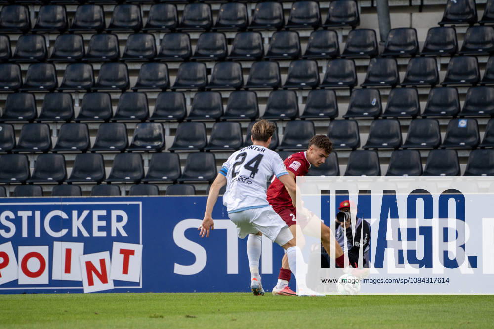 Fussball 3.Liga, SG Sonnenhof Grossaspach - SV Waldhof Mannheim v.l. Zweikampf zwischen Lukas Klünter (SV Waldhof Mannheim) und Luca Damiano Molinari (SG Sonnenhof Großaspach) Aspach