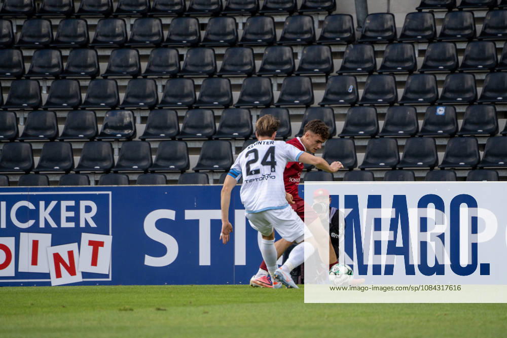 Fussball 3.Liga, SG Sonnenhof Grossaspach - SV Waldhof Mannheim v.l. Zweikampf zwischen Lukas Klünter (SV Waldhof Mannheim) und Luca Damiano Molinari (SG Sonnenhof Großaspach) Aspach