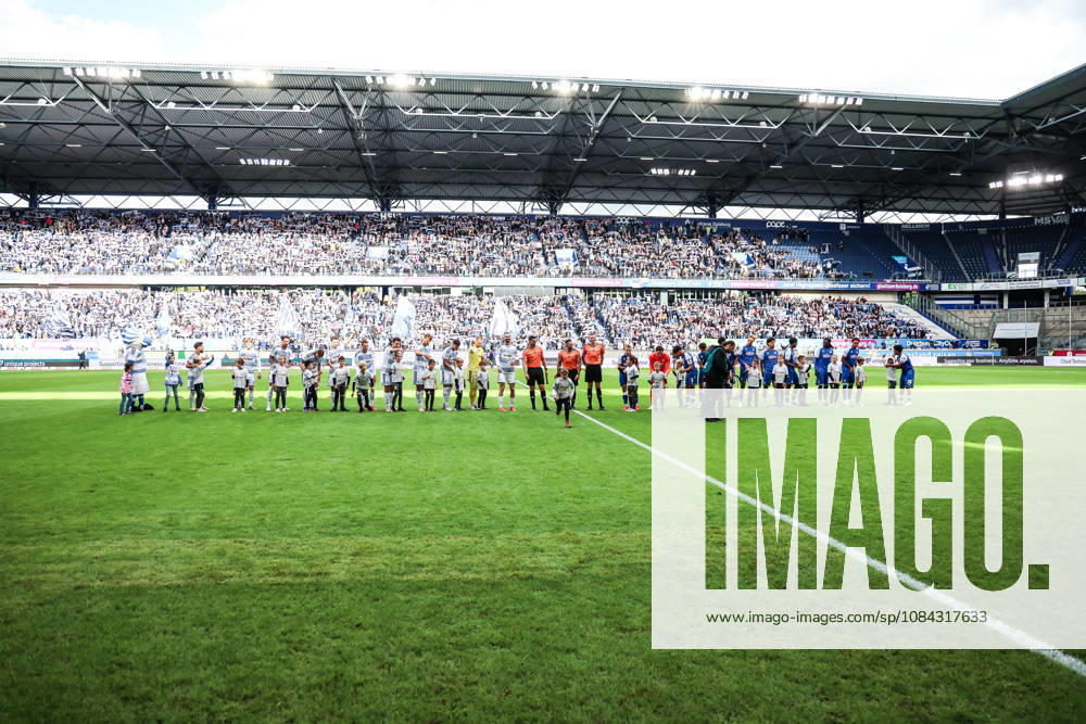 Fussball, 3.Liga Saison 2026 2027 8.Spieltag MSV Duisburg - TSG 1899 Hoffenheim II 10.10.2026, schauinsland-reisen-arena Die Teams vor dem Spiel nach dem Einlaufen Duisburg schauinsland-reisen-arena Nordrhein-Westfalen Deutschland