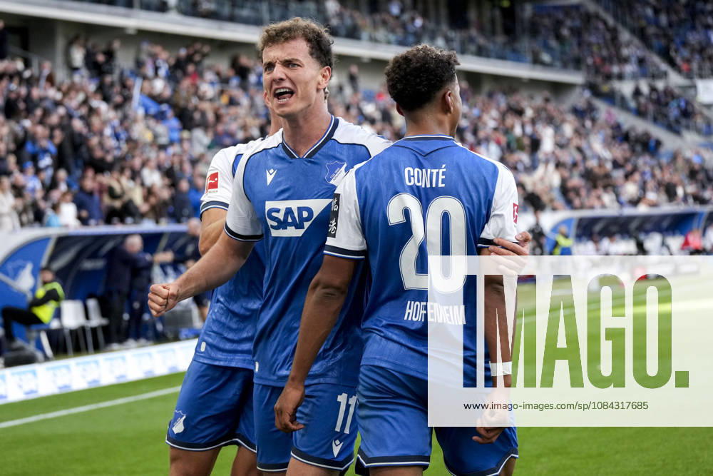 V.li.: Tim Lemperle (Hoffenheim, 19), Fisnik Asllani (Hoffenheim, 11), Bambase Conte (Hoffenheim, 20), Spieler der TSG 1899 Hoffenheim, jubeln über das Tor zum 2:1, Jubel, Torjubel, Torerfolg, celebrate the goal, goal, celebration, jubelt ueber das Tor, Freuen, Freude, freut sich, optimistisch, positiv, Spielszene, Highlight, Action, Aktion, 10.10.2026, Sinsheim (Deutschland), Fussball, Bundesliga, TSG 1899 Hoffenheim - Hamburger SV, DFB DFL REGULATIONS PROHIBIT ANY USE OF PHOTOGRAPHS AS IMAGE SEQUENCES AND OR QUASI-VIDEO.