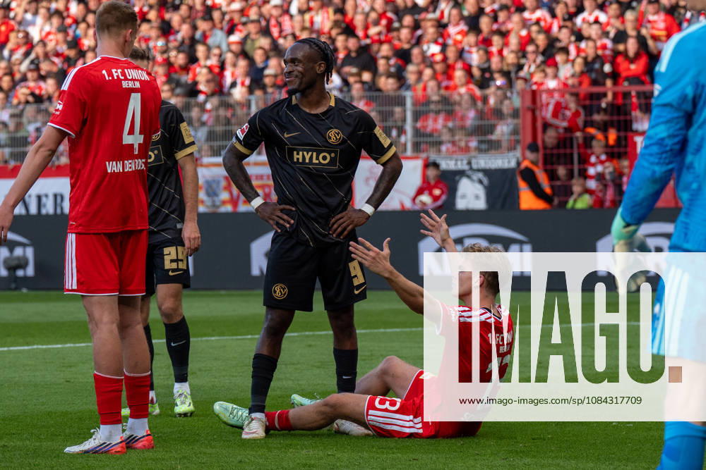 Deutschland: Fussball 1. Bundesliga, 5. Spieltag 2026 2027, 1.FC Union Berlin - SV Elversberg am 10.10.2026 in Berlin (Stadion An der Alten Försterei): Noel Futkeu (SV Elversberg, 9) nach einem Gerangel mit Andras Schäfer (1. FC Union Berlin, 13) Gesichtsausdruck, Mimik