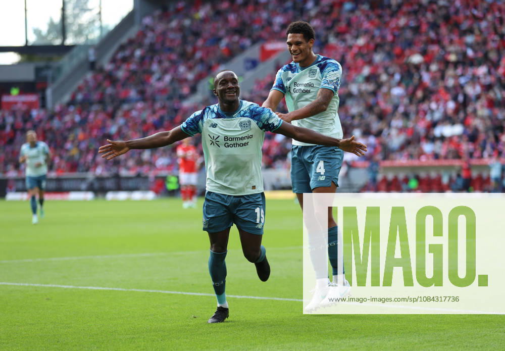 Fussball Bundesliga, 1. FSV Mainz 05 - Bayer 04 Leverkusen, v.l., Torjubel zum 2:4 durch Moussa Diaby (Bayer 04 Leverkusen), Goal celebration, celebrate the goal, Jarell Quansah (Bayer 04 Leverkusen) DFL DFB REGULATIONS PROHIBIT ANY USE OF PHOTOGRAPHS AS IMAGE SEQUENCES AND OR QUASI-VIDEO.