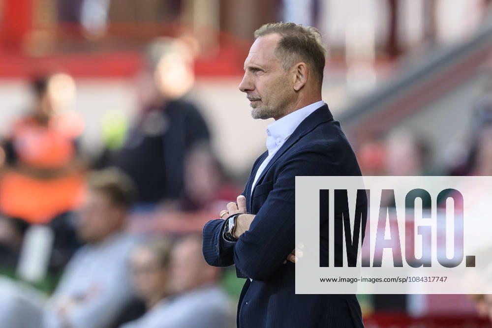 Im Bild v.l.: Mauro Lustrinelli (Union Berlin, Trainer), GER, Berlin, Fussball, 1. FC Union Berlin vs SV Elversberg, in der Alten Försterei, 10.10.2026, DFB DFL REGULATIONS PROHIBIT ANY USE OF PHOTOGRAPHS AS IMAGE SEQUENCES AND OR QUASI-VIDEO,