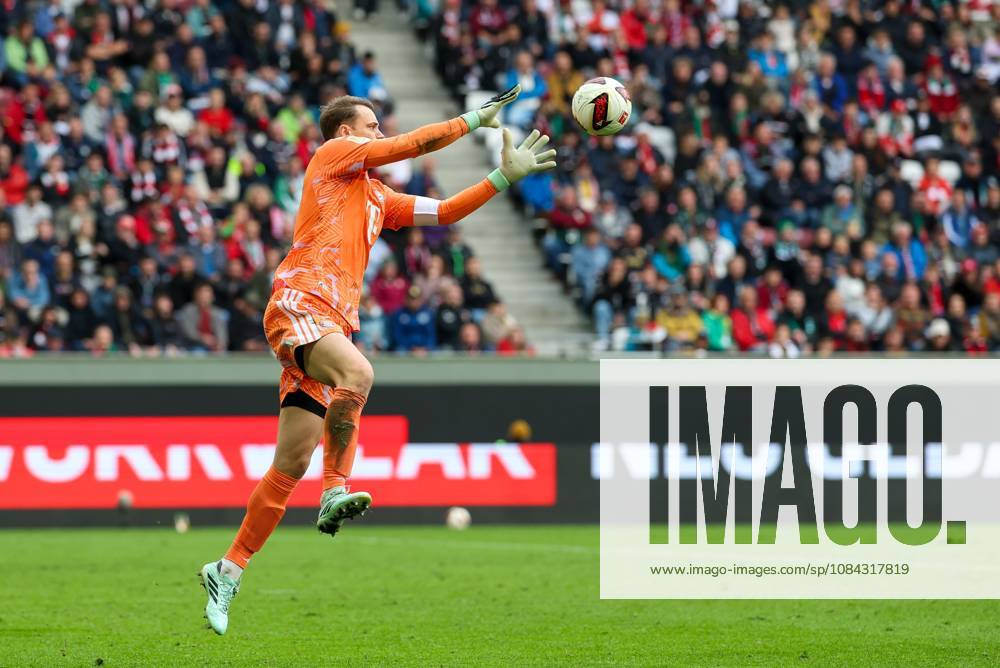 Torwartaktion von Manuel Neuer 1 (FC Bayern Muenchen), FC Augsburg vs. FC Bayern Muenchen, Fussball, 1. Bundesliga, 5. Spieltag, 10.10.2026 DFB DFL regulations prohibit any use of photographs as image sequences and or quasi-video Augsburg Bayern Deutschland