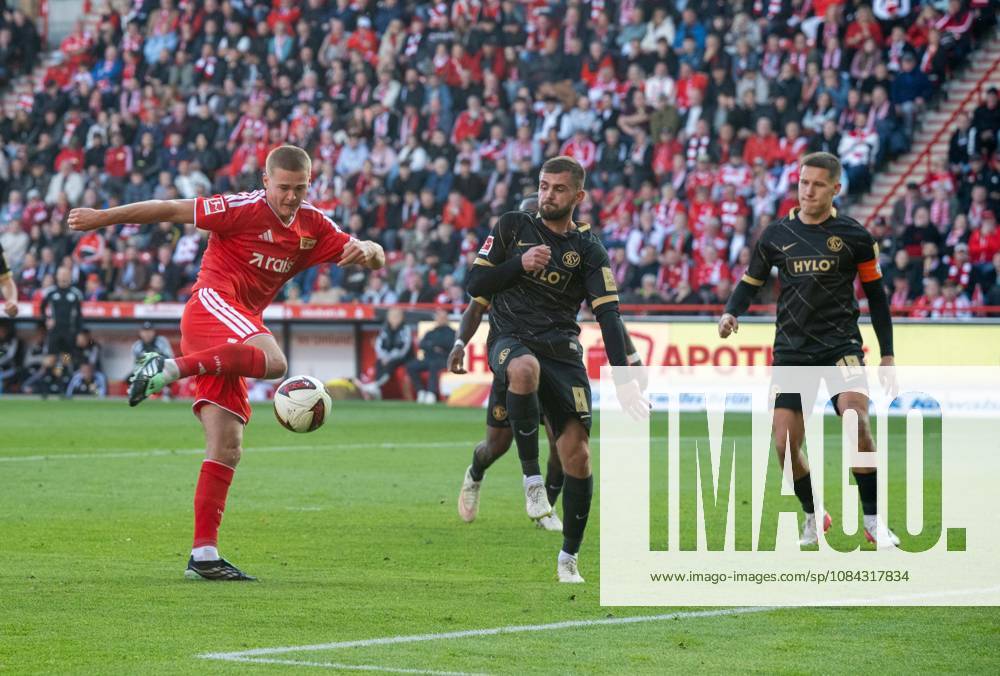 Fußball, Herren, Saison 2026 2027, 1. Bundesliga (5. Spieltag), 1. FC Union Berlin - SV 07 Elversberg, v. l. Chance Tom Rothe (1. FC Union Berlin), Lukasz Poreba (SV Elversberg), Lukas Pinckert (SV Elversberg), 10.10.2026,