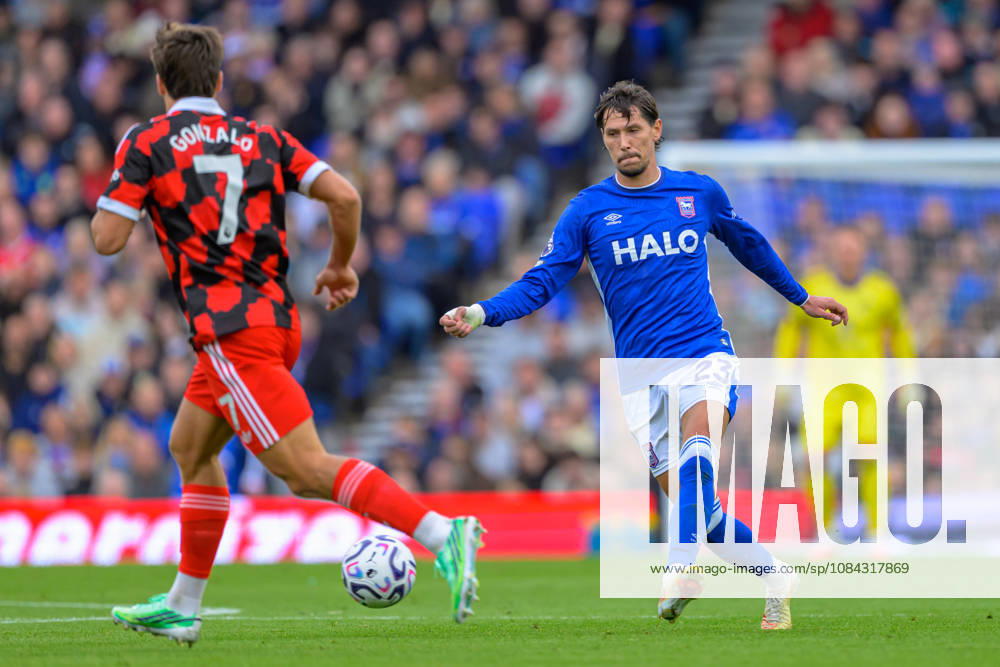 IPSWICH, ENGLAND OCTOBER 10 - Sasa Lukic of Ipswich Town on the ball during the Premier League game between Ipswich Town and Fulham at Portman Road on October 10, 2026 in Ipswich, England. (Photo by Keeran Marquis Sports Press Photo)