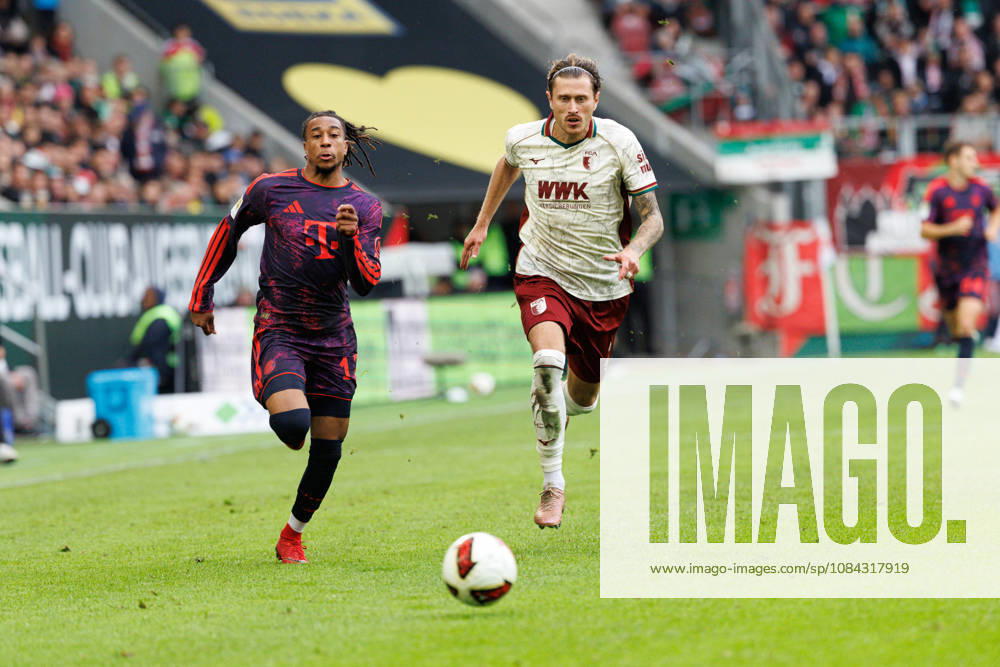 Michael Olise (17, FC Bayern München) und Calvin Brackelmann (2, FC Augsburg) beim Spiel zwischen FC Augsburg v FC Bayern München, Fussball, Herren, Bundesliga, 2026 2027, 5.Spieltag am 10.10.2026 in Augsburg, WWK ARENA. DFL and DFB regulations prohibit any use of photographs as image sequences and or quasi-video. Bayern Deutschland