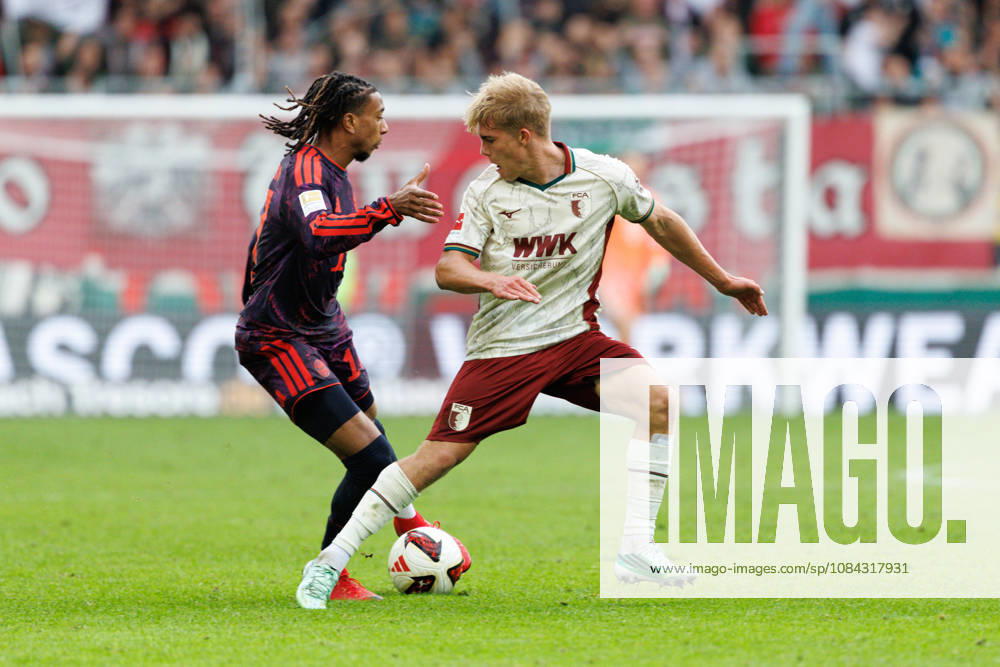 Michael Olise (17, FC Bayern München) und Hennes Behrens (16, FC Augsburg) beim Spiel zwischen FC Augsburg v FC Bayern München, Fussball, Herren, Bundesliga, 2026 2027, 5.Spieltag am 10.10.2026 in Augsburg, WWK ARENA. DFL and DFB regulations prohibit any use of photographs as image sequences and or quasi-video. Bayern Deutschland