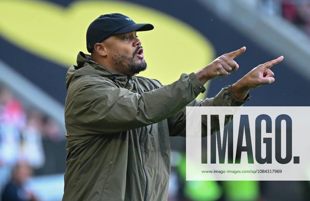 Fussball 1.Bundesliga, FC Augsburg - Bayern München v.l. Cheftrainer Vincent Kompany (FC Bayern Muenchen) gibt Anweisungen, gestikuliert mit den Armen, gesticulate, gives instructions Augsburg