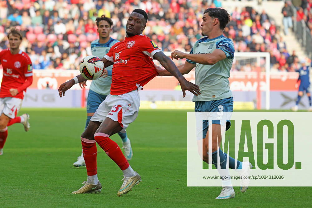 Mainz, Deutschland 10. Oktober 2026: 1. Bundesliga - 2026 2027 - 5. Spieltag - 1. FSV Mainz 05 gegen Bayer 04 Leverkusen Im Bild: v. li. im Zweikampf Sheraldo Becker (M05) gegen Miguel Gutià rrez Gutierrez (B04). DFL regulations prohibit any use of photographs as image sequences and or quasi-video Mewa Arena Rheinland - Pfalz