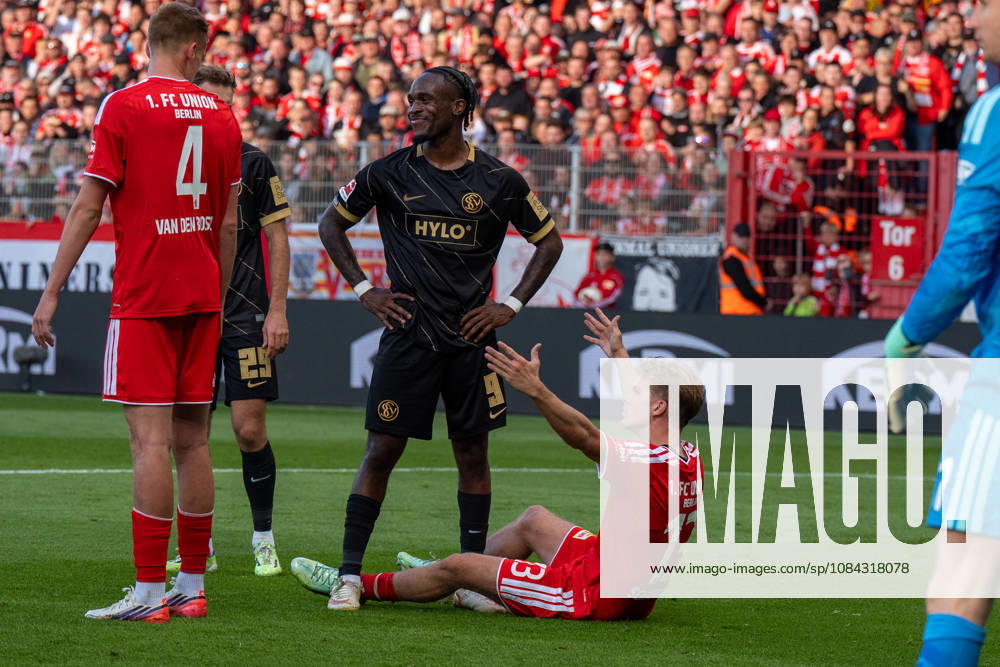 Deutschland: Fussball 1. Bundesliga, 5. Spieltag 2026 2027, 1.FC Union Berlin - SV Elversberg am 10.10.2026 in Berlin (Stadion An der Alten Försterei): Noel Futkeu (SV Elversberg, 9) nach einem Gerangel mit Andras Schäfer (1. FC Union Berlin, 13) Gesichtsausdruck, Mimik