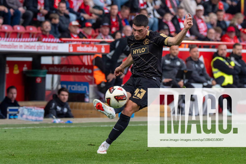 Deutschland: Fussball 1. Bundesliga, 5. Spieltag 2026 2027, 1.FC Union Berlin - SV Elversberg am 10.10.2026 in Berlin (Stadion An der Alten Försterei): Felix Keidel (SV Elversberg, 43) am Ball
