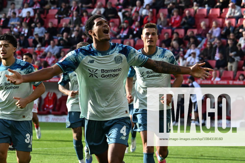 Fussball 1.Bundesliga, FSV Mainz 05 - Bayer 04 Leverkusen v.l. Torjubel nach dem Tor zum celebrating the goal celebrate 2:3 durch Jarell Quansah (Bayer 04 Leverkusen) Mainz