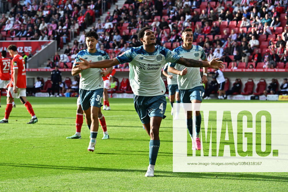 Fussball 1.Bundesliga, FSV Mainz 05 - Bayer 04 Leverkusen v.l. Torjubel nach dem Tor zum celebrating the goal celebrate 2:3 durch Jarell Quansah (Bayer 04 Leverkusen) Mainz