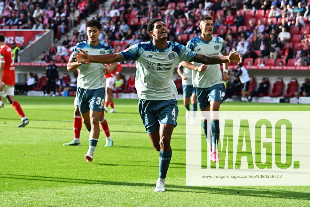 Fussball 1.Bundesliga, FSV Mainz 05 - Bayer 04 Leverkusen v.l. Torjubel nach dem Tor zum celebrating the goal celebrate 2:3 durch Jarell Quansah (Bayer 04 Leverkusen) Mainz