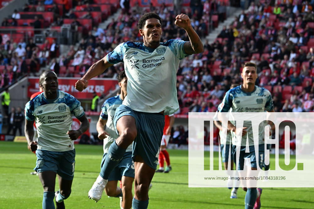 Fussball 1.Bundesliga, FSV Mainz 05 - Bayer 04 Leverkusen v.l. Torjubel nach dem Tor zum celebrating the goal celebrate 2:3 durch Jarell Quansah (Bayer 04 Leverkusen) Mainz
