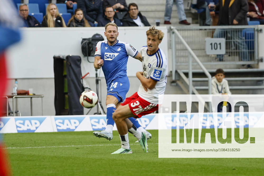 Vladimir Coufal (TSG Hoffenheim, 34) und Louis Lemke (Hamburger SV, 37) im Kampf um den Ball , Deutschland, Fussball, 1. Bundesliga, 5.Spieltag, 2026 2027, TSG Hoffenheim vs. Hamburger SV, 10.10.2026, Sinsheim SNP Arena Deutschland