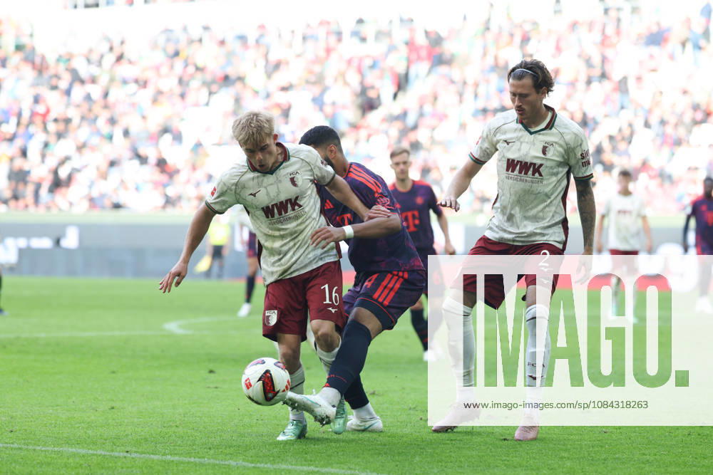 Hennes Behrens (FC Augsburg, 16) mit Ismael Saibari (FC Bayern Muenchen, 34) und Calvin Brackelmann (FC Augsburg, 02), GER, FC Augsburg vs. FC Bayern Muenchen, Fussball, Bundesliga, 5. Spieltag, Saison 2026 2027, 10.10.2026, , GER, FC Augsburg vs. FC Bayern Muenchen, Fussball, Bundesliga, 5. Spieltag, Saison 2026 2027, 10.10.2026 Augsburg
