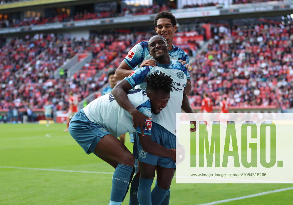 Fussball Bundesliga, 1. FSV Mainz 05 - Bayer 04 Leverkusen, v.l., Torjubel zum 2:4 durch Moussa Diaby (Bayer 04 Leverkusen), Goal celebration, celebrate the goal, Edmond Tapsoba (Bayer 04 Leverkusen), Jarell Quansah (Bayer 04 Leverkusen) DFL DFB REGULATIONS PROHIBIT ANY USE OF PHOTOGRAPHS AS IMAGE SEQUENCES AND OR QUASI-VIDEO.