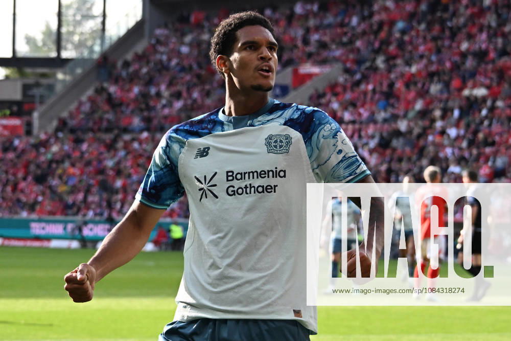 Fussball 1.Bundesliga, FSV Mainz 05 - Bayer 04 Leverkusen v.l. Torjubel nach dem Tor zum celebrating the goal celebrate 2:3 durch Jarell Quansah (Bayer 04 Leverkusen) Mainz
