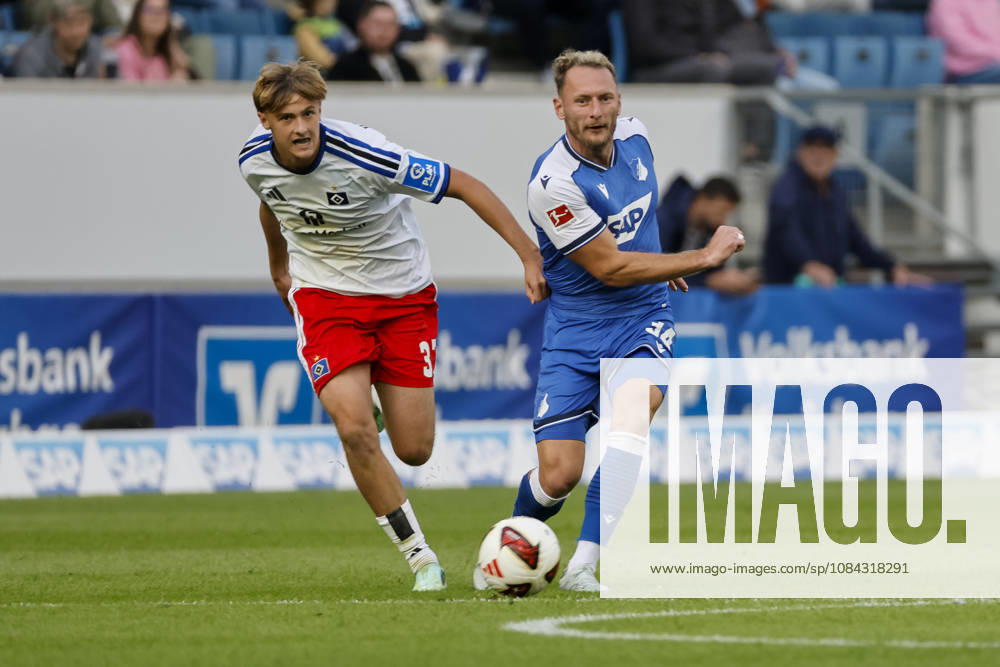 David Möller Wolfe (Hamburger SV, 03) und Vladimir Coufal (TSG Hoffenheim, 34) im Laufduell , Deutschland, Fussball, 1. Bundesliga, 5.Spieltag, 2026 2027, TSG Hoffenheim vs. Hamburger SV, 10.10.2026, Sinsheim SNP Arena Deutschland
