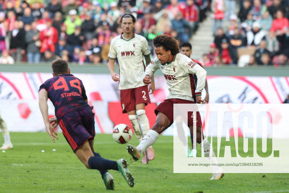 Han-Noah Massengo (FC Augsburg, 04) mit Josip Stanisic (FC Bayern Muenchen, 44), GER, FC Augsburg vs. FC Bayern Muenchen, Fussball, Bundesliga, 5. Spieltag, Saison 2026 2027, 10.10.2026, , GER, FC Augsburg vs. FC Bayern Muenchen, Fussball, Bundesliga, 5. Spieltag, Saison 2026 2027, 10.10.2026 Augsburg
