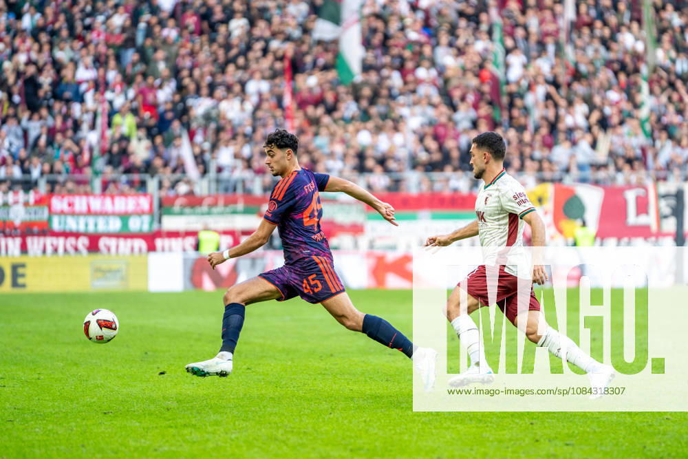 Aleksandar Pavlovic (45 Bayern) und Arijon Ibrahimovic (21 Augsburg) in Aktion beim Bundesligaspiel FC Augsburg - FC Bayern München am 10.10.2026.