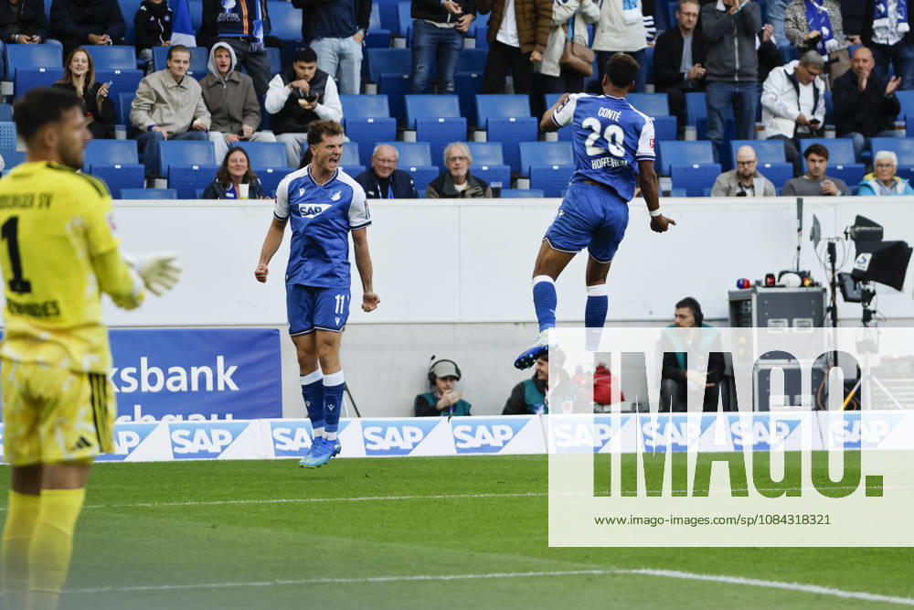 Torjubel TSG Hoffenheim beim 2:1 durch Bambase Conte (TSG Hoffenheim, 20), Freude, Begeisterung, positive Emotionen, Torerfolg , Deutschland, Fussball, 1. Bundesliga, 5.Spieltag, 2026 2027, TSG Hoffenheim vs. Hamburger SV, 10.10.2026, Sinsheim SNP Arena Deutschland