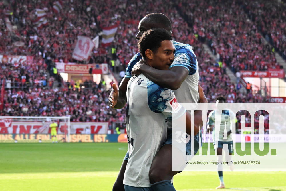 Fussball 1.Bundesliga, FSV Mainz 05 - Bayer 04 Leverkusen v.l. Torjubel nach dem Tor zum celebrating the goal celebrate 2:3 durch Jarell Quansah (Bayer 04 Leverkusen) Mainz