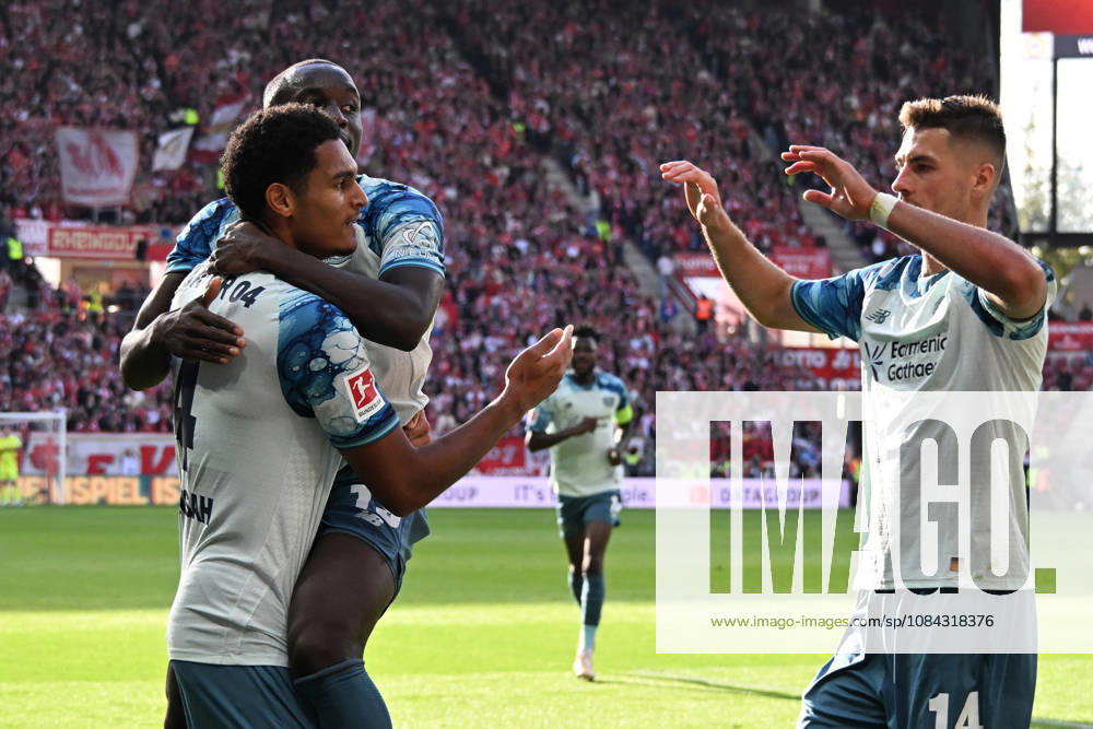 Fussball 1.Bundesliga, FSV Mainz 05 - Bayer 04 Leverkusen v.l. Torjubel nach dem Tor zum celebrating the goal celebrate 2:3 durch Jarell Quansah (Bayer 04 Leverkusen) Mainz