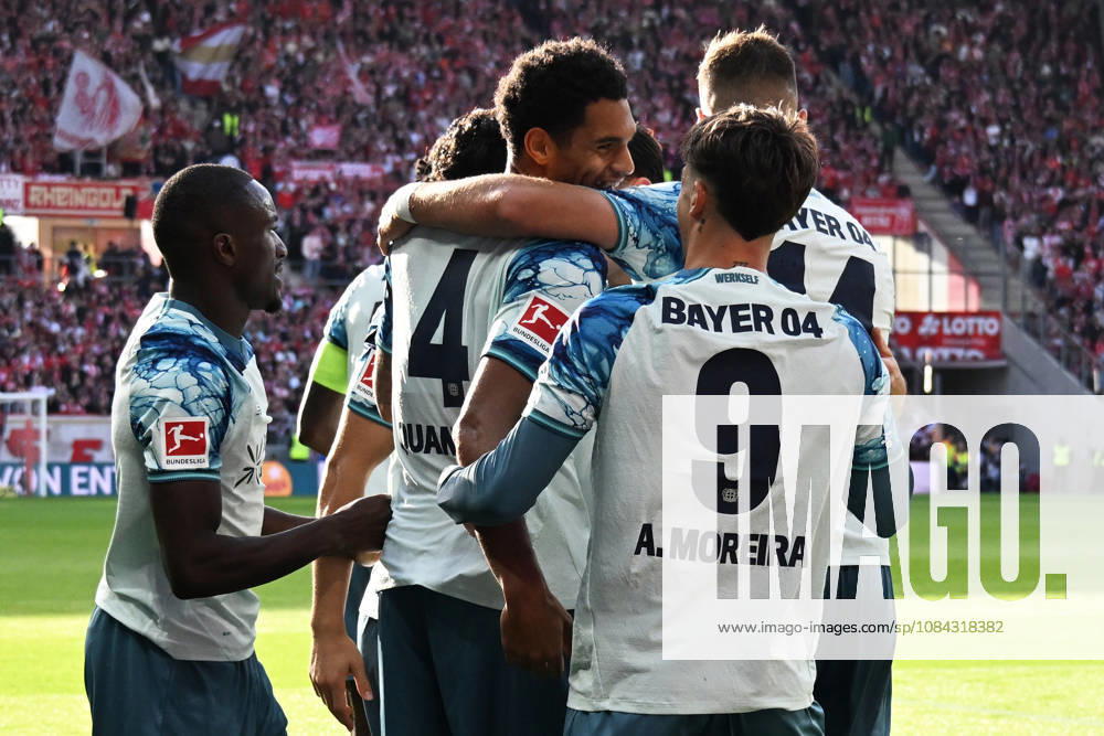 Fussball 1.Bundesliga, FSV Mainz 05 - Bayer 04 Leverkusen v.l. Torjubel nach dem Tor zum celebrating the goal celebrate 2:3 durch Jarell Quansah (Bayer 04 Leverkusen) Mainz