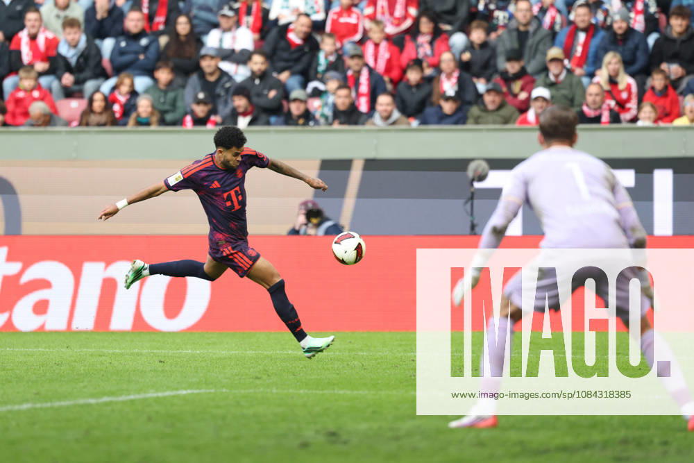 Luis Diaz (FC Bayern Muenchen, 14) mit Ball mit Finn Dahmen (FC Augsburg, 01), GER, FC Augsburg vs. FC Bayern Muenchen, Fussball, Bundesliga, 5. Spieltag, Saison 2026 2027, 10.10.2026, , GER, FC Augsburg vs. FC Bayern Muenchen, Fussball, Bundesliga, 5. Spieltag, Saison 2026 2027, 10.10.2026 Augsburg