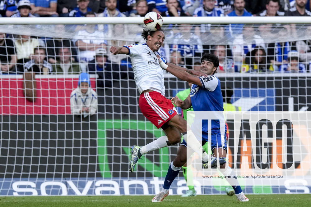 V.li.: Yussuf Poulsen (HSV, 15), Ozan Muhammed Kabak (Hoffenheim, 5), beim Kopfball, Kopfballduell, Spielszene, Zweikampf in der Luft, Aktion, Action, 10.10.2026, Sinsheim (Deutschland), Fussball, Bundesliga, TSG 1899 Hoffenheim - Hamburger SV, DFB DFL REGULATIONS PROHIBIT ANY USE OF PHOTOGRAPHS AS IMAGE SEQUENCES AND OR QUASI-VIDEO.