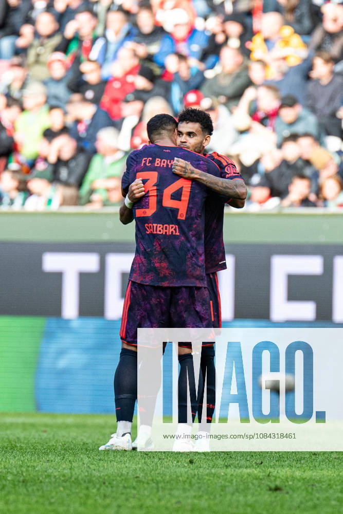 Ismael Saibari Ben El Basra (34 Bayern) und Luis Diaz (14 Bayern) jubeln über das Tor zum 1-1 beim Bundesligaspiel FC Augsburg - FC Bayern München am 10.10.2026.